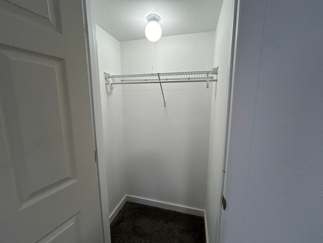 Building Photo - 3 Bedroom 1 Bath Beautiful House with Fenced Yard & Garage