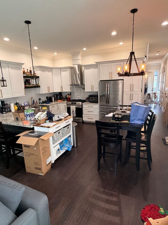 Building Photo - Gorgeous Single Family Home, 4BD/4BA with Large Backyard