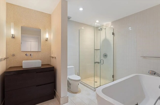 Building Photo - Modern Comfort in Every Corner