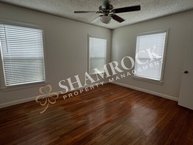 Building Photo - Central Waco Home