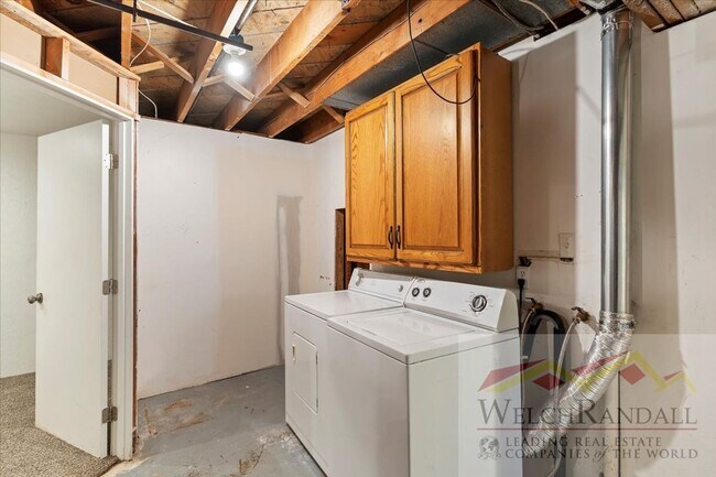 Building Photo - Your Modern, Spacious Retreat Close to Dow...
