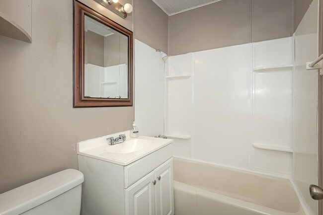 Building Photo - Cute 2 Bedroom Home