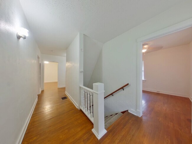 Building Photo - 807 N Carter St