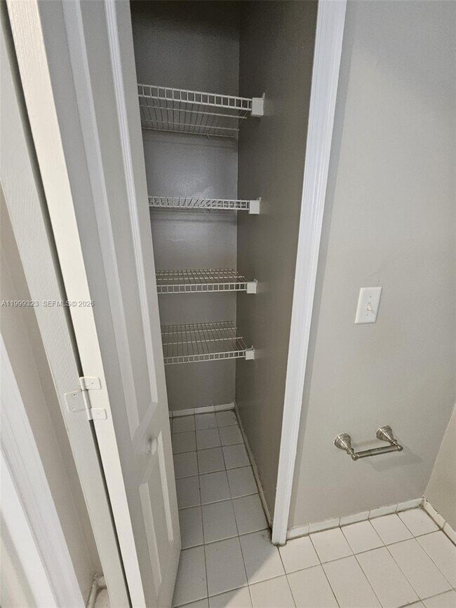 Building Photo - 2527 W 76th St