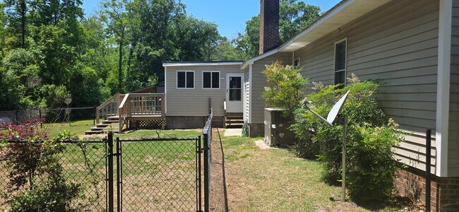Building Photo - Nice Home with Many Amenities