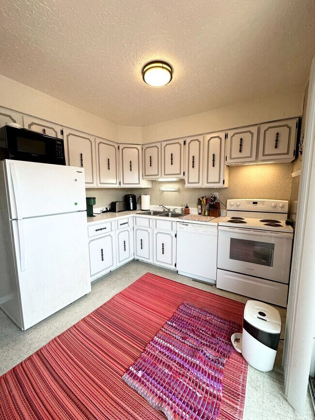 Building Photo - Rent-ready this July: 2 Bedroom and 1 Bath...