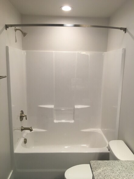 tub/shower - 5305 Westmorland Dr