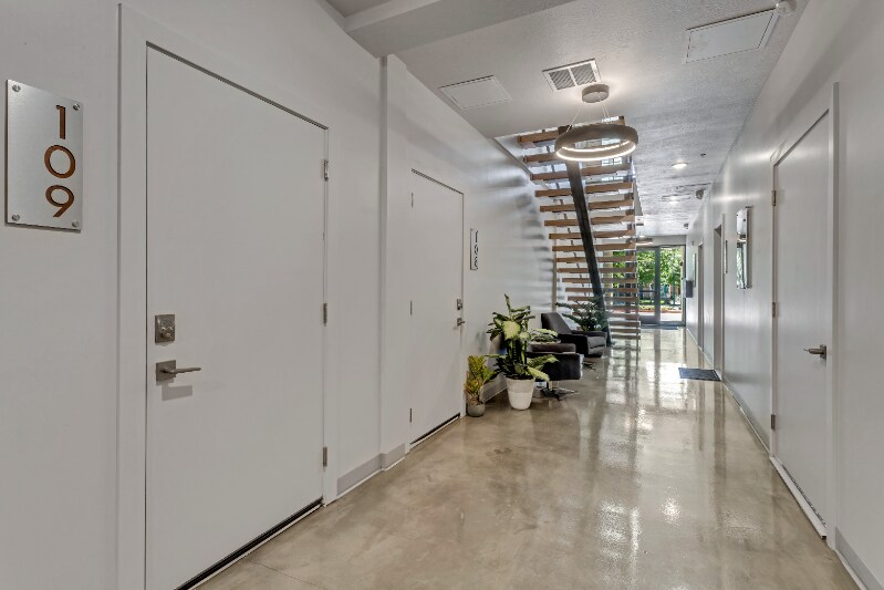 Building Photo - 606 W North Temple St