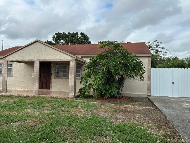 Building Photo - 811 NE 2nd Pl