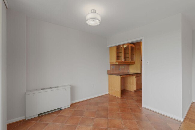 Building Photo - HUGE Apartment Across from Grosvenor Metro...