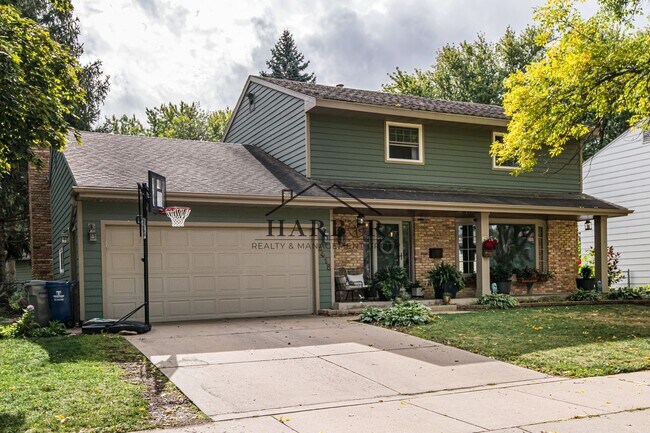 Building Photo - Your NW Sanctuary: 4-BR Single Family Home