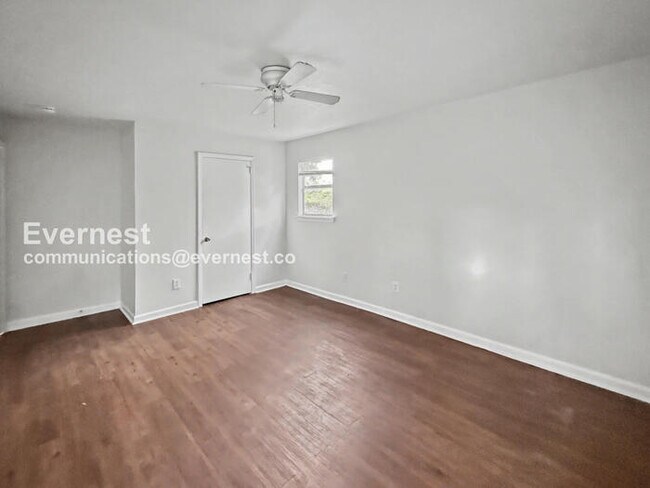 Building Photo - 248 Foxglen Rd