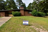 Building Photo - 3 Bed, 2 Bath Home in Ruston
