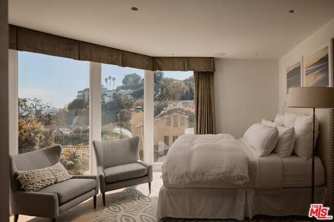 Building Photo - 8593 Hollywood Blvd