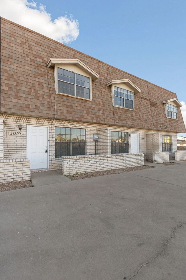 Building Photo - Charming townhouse for rent