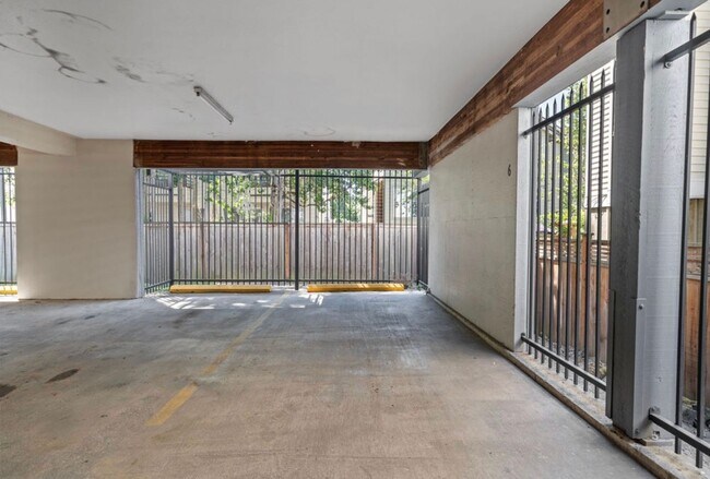 Building Photo - Top Floor 2-Bed Condo with Garage Parking