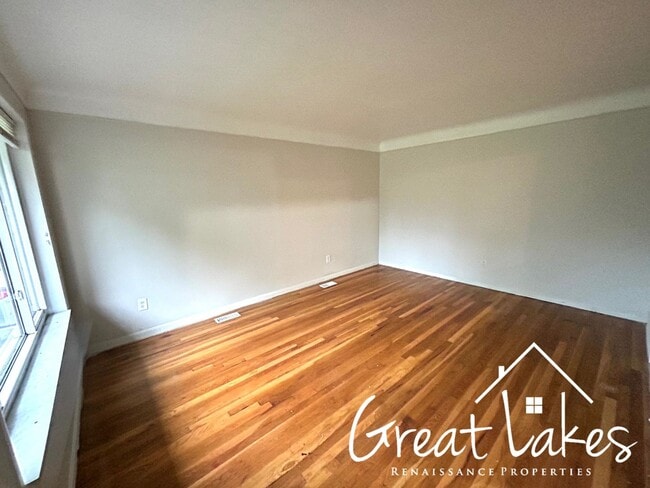 Building Photo - Charming 3 bedroom / 2 bathroom Eastpointe...
