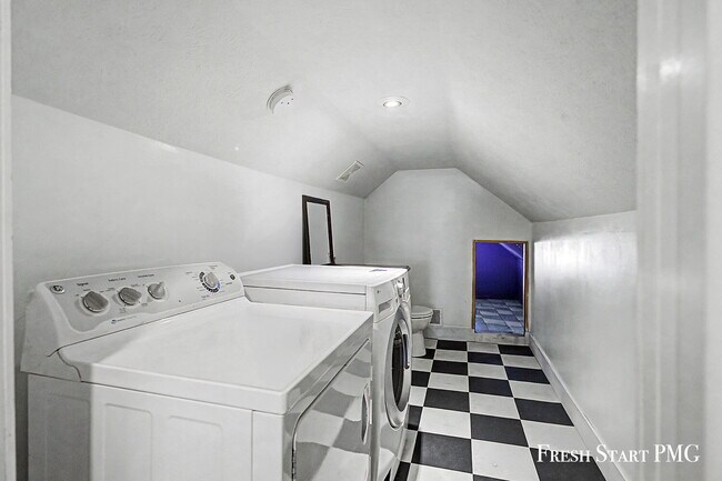 Building Photo - Spacious 5-Bed Home with 2.5 Baths