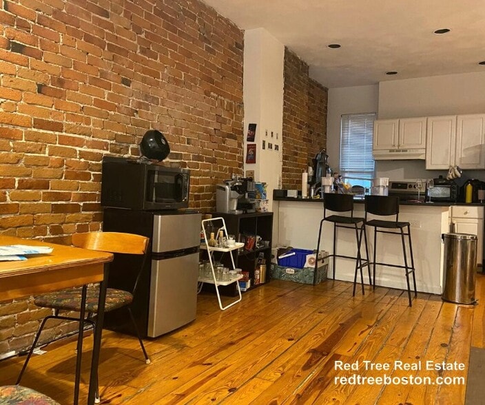 Building Photo - 210 Hemenway St