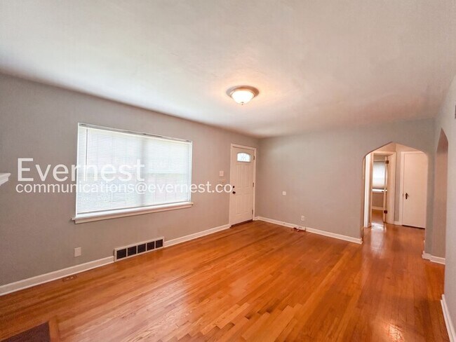 Building Photo - 2 Bed, 1.5 Bath Home with Attached Garage / Available Now!