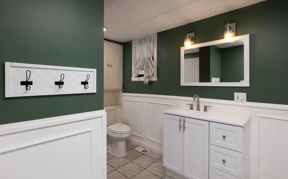 Full bath - 185 Bay St