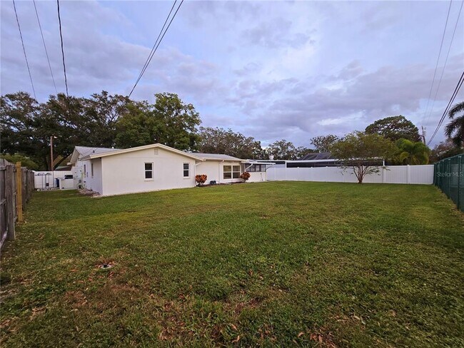Building Photo - 1028 Chinaberry Rd