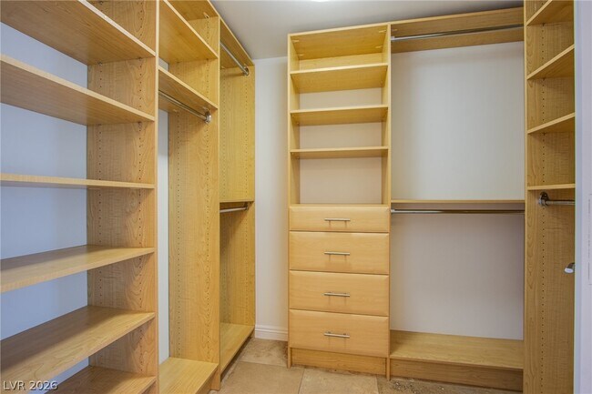 Building Photo - 222 Karen Ave