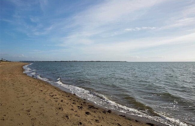 Building Photo - Utilities Paid! Modern 2 Bed Condo on the Water! Live by the Bay