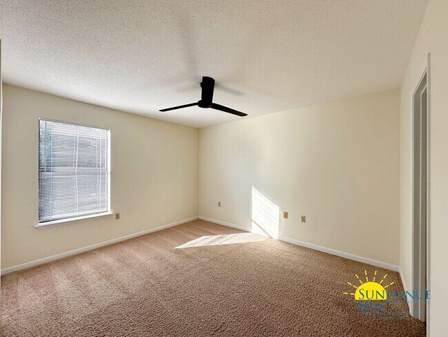 Building Photo - Centrally Located Townhouse with a Communi...