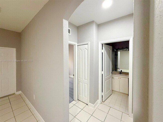 Building Photo - 1677 SE 27th Ct