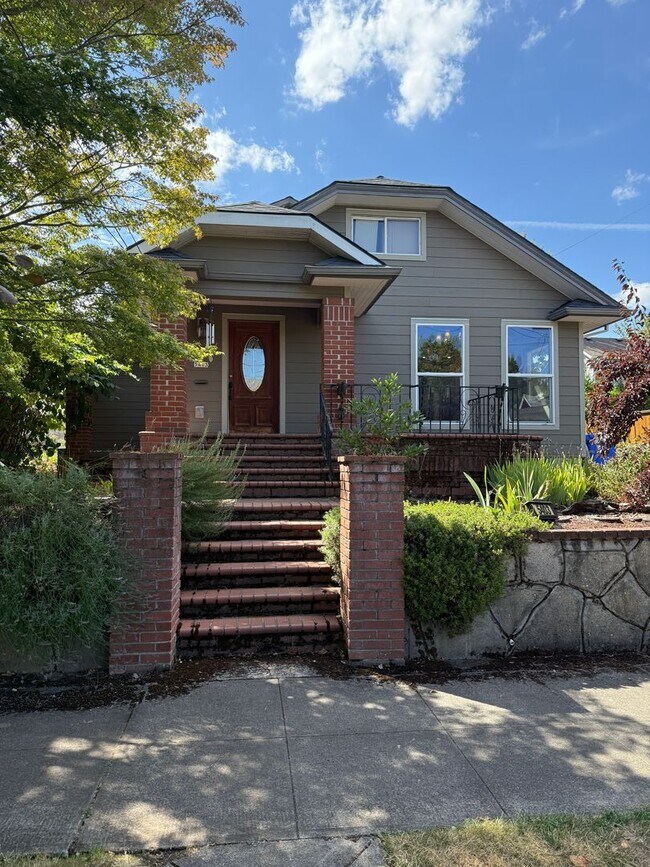 Building Photo - Unique, spacious 5-bdrm/3-bath Craftsman w...