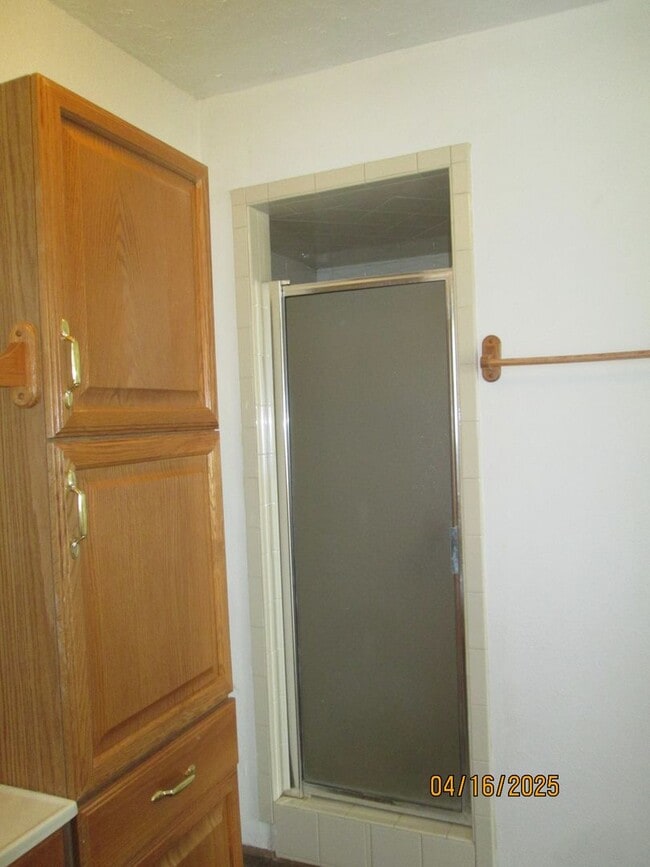 Building Photo - HOUSE -- 3 bedrooms, 2 bathrooms