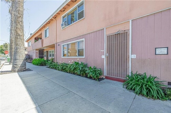 Building Photo - Beautiful One bedroom in gated complex one block from Ocean In Long Beach