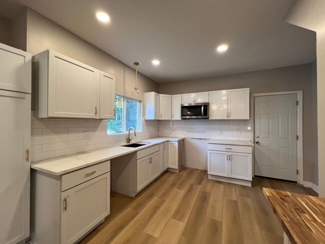 Building Photo - Beautifully Renovated 6 Bedroom, 2 Bathroo...