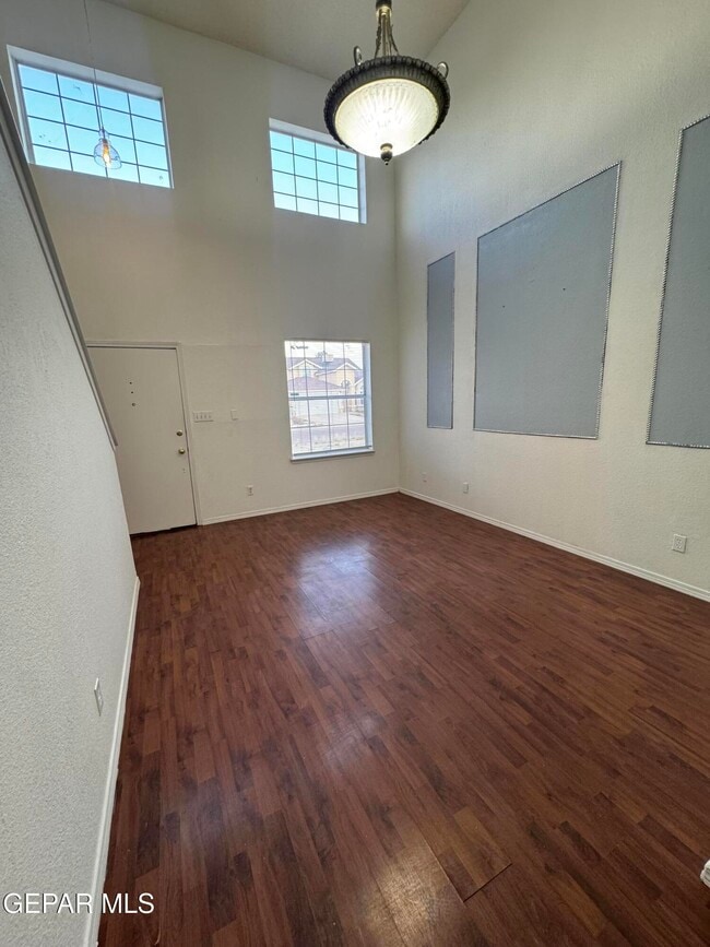 Building Photo - 3033 Tierra Humeda Dr