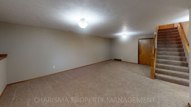 Building Photo - 3 BD, 2.5 BA TOWNHOME, DOUBLE ATTACHED GARAGE, PET FRIENDLY, WALK OUT DECK, LOTS OF SPACE!