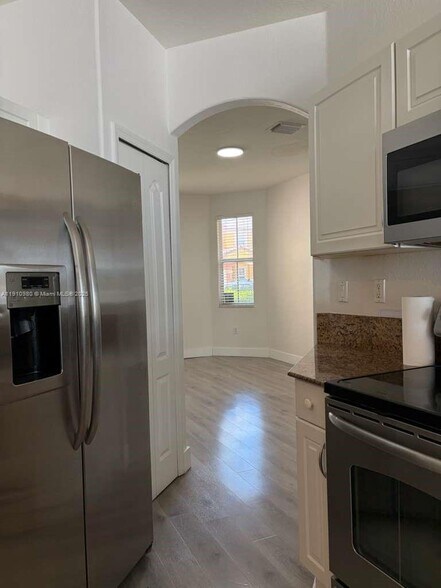 Building Photo - 8666 NW 114th Ct