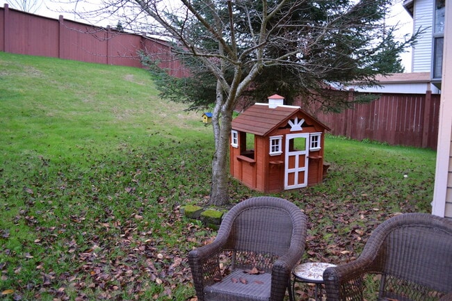 Building Photo - Federal Way tri-level rental home - 3 bedroom plus den, 3 bathrooms, 2 car garage, Available NOW!