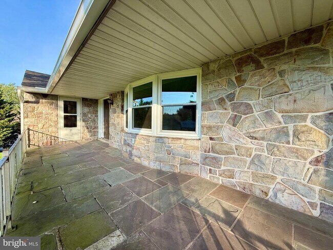 Building Photo - 1490 Chestnut Hill Rd