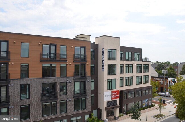 Building Photo - 708 N Henry St