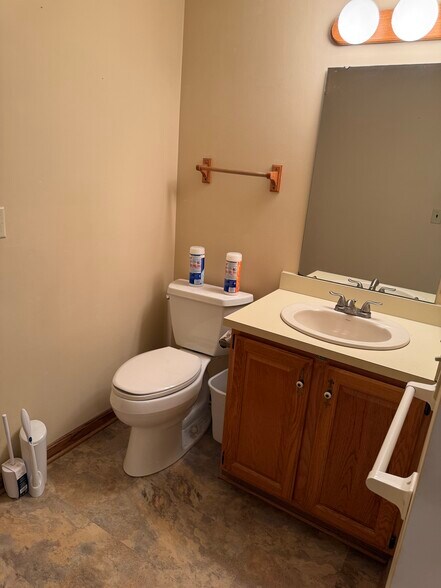 Building Photo - 4669 Pinehurst Dr