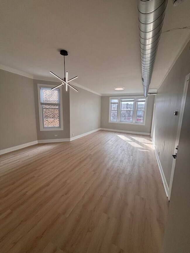 Building Photo - Beautifully remodeled modern 3 bedroom 2 bath unit