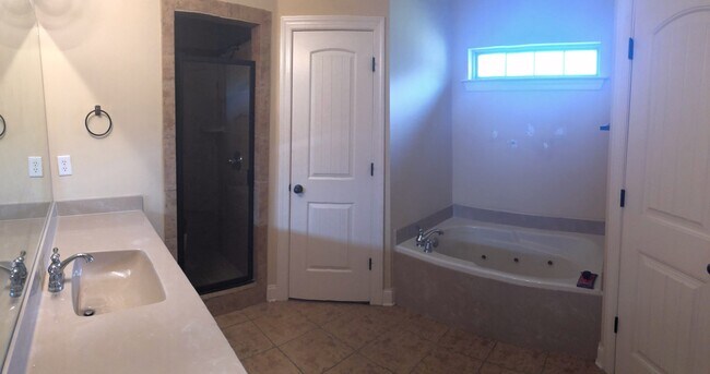 Building Photo - 4 Bedrooms in Exclusive Snowden Grove