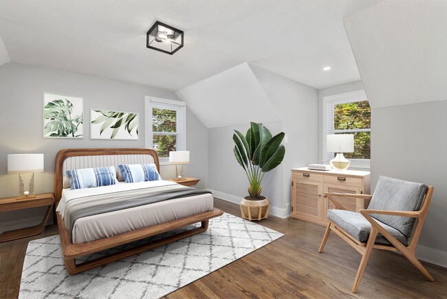 Building Photo - Awesome Renovated OP House