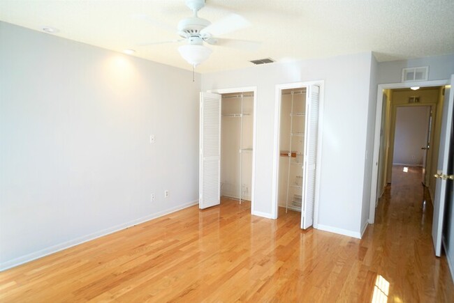 Building Photo - 2-Bed, 1.5-Bath, South Tampa Condo