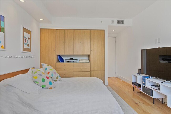 Building Photo - 520 Brickell Key Dr