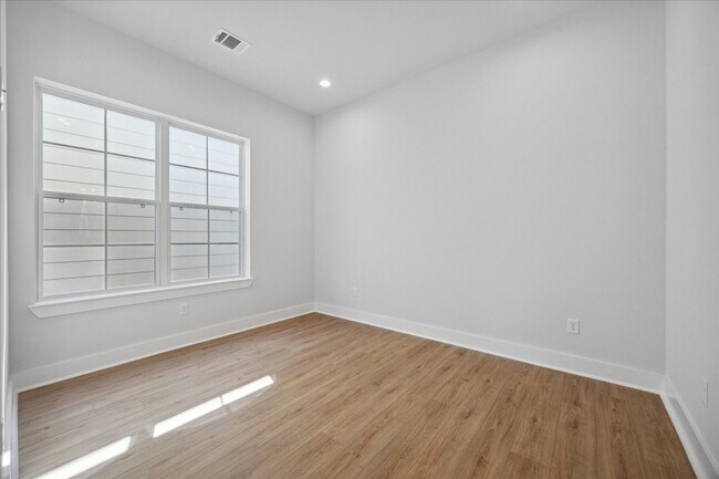 Building Photo - 1033 W 17th St