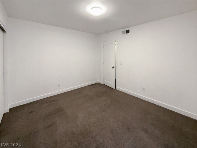 Building Photo - 3749 Carlyle Dr