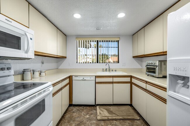 Building Photo - Stylish Palm Springs Condo with Private Pool & Panoramic Views