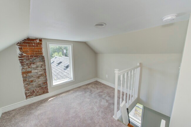 Building Photo - 701 Lincoln St